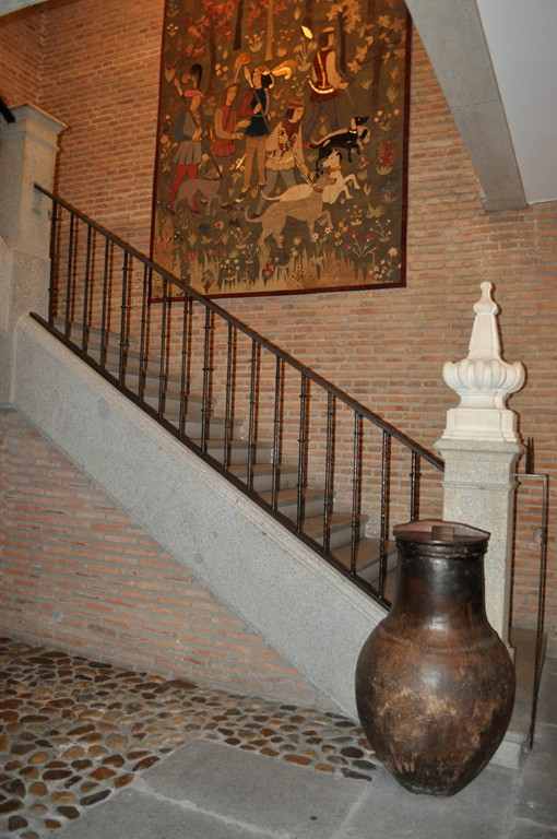 ESCALERA DE ACCESO A LA ZONA DE HABITACIONES