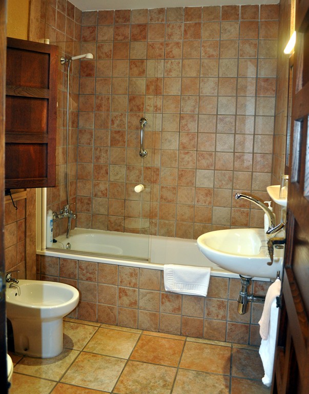 BAÑO CON BAÑERA