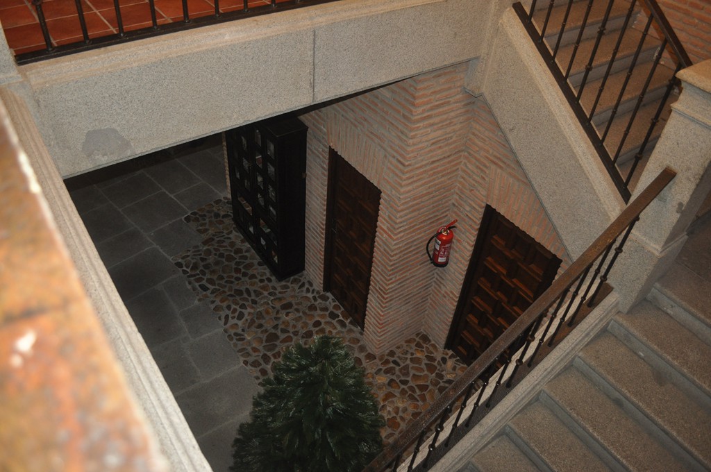 VISTA DEL VESTÍBULO DESDE LA ESCALERA